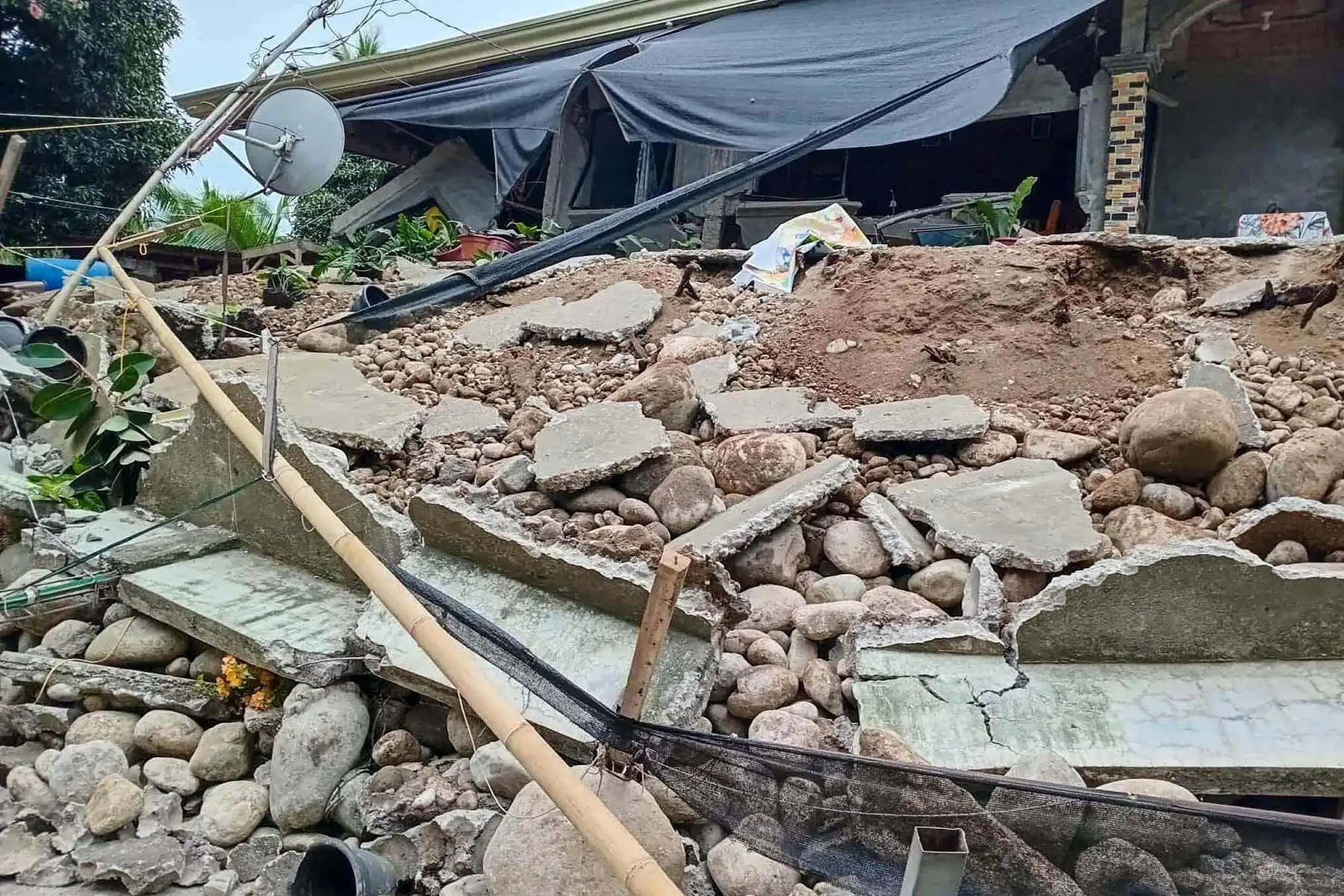 Al menos dos personas han fallecido en Filipinas después de que un terremoto de magnitud 7,4 golpeara este viernes la meridional isla de Mindanao y llevara a las autoridades a emitir una alerta de tsunami, posteriormente levantada, que obligó a evacuar zonas en riesgo. Foto: EFE