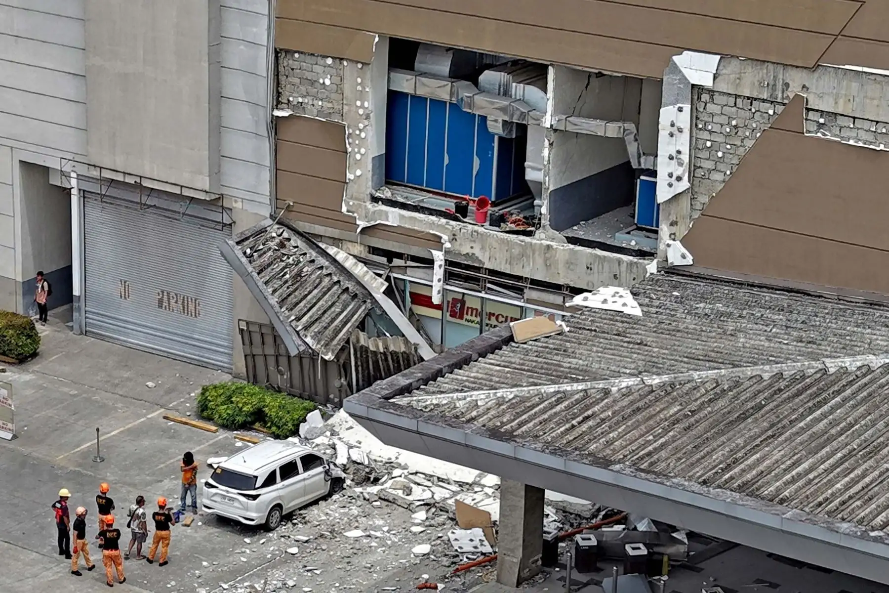 Al menos dos personas han fallecido en Filipinas después de que un terremoto de magnitud 7,4 golpeara este viernes la meridional isla de Mindanao y llevara a las autoridades a emitir una alerta de tsunami, posteriormente levantada, que obligó a evacuar zonas en riesgo. Foto: EFE