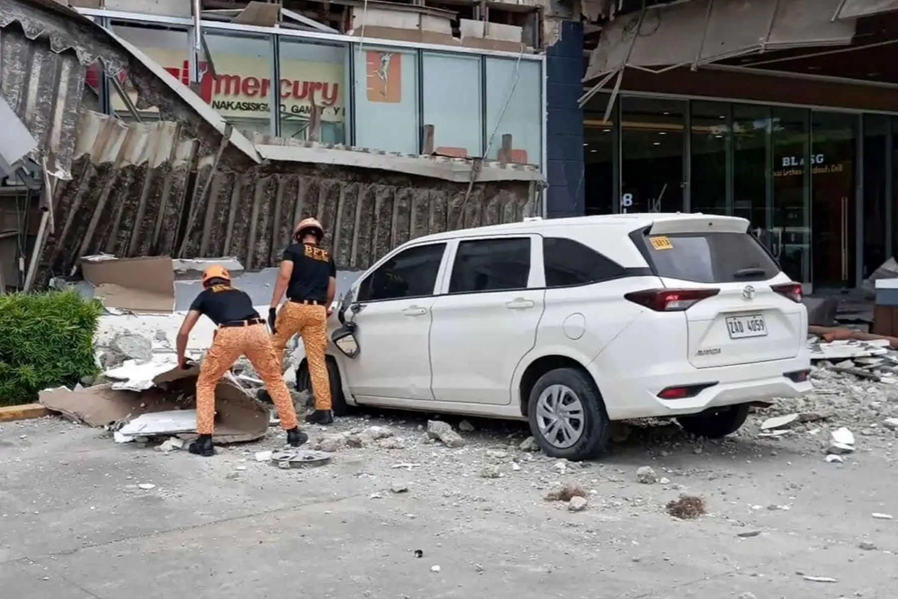 El terremoto de magnitud 7,4 tuvo lugar alrededor de las 9:40 hora local (1:40 GMT) a 58 kilómetros de profundidad bajo el lecho marino y 20 kilómetros al este de la localidad de Santiago, según el Servicio Geológico de EE.U., que registra la actividad sísmica en todo el mundo. Foto: EFE