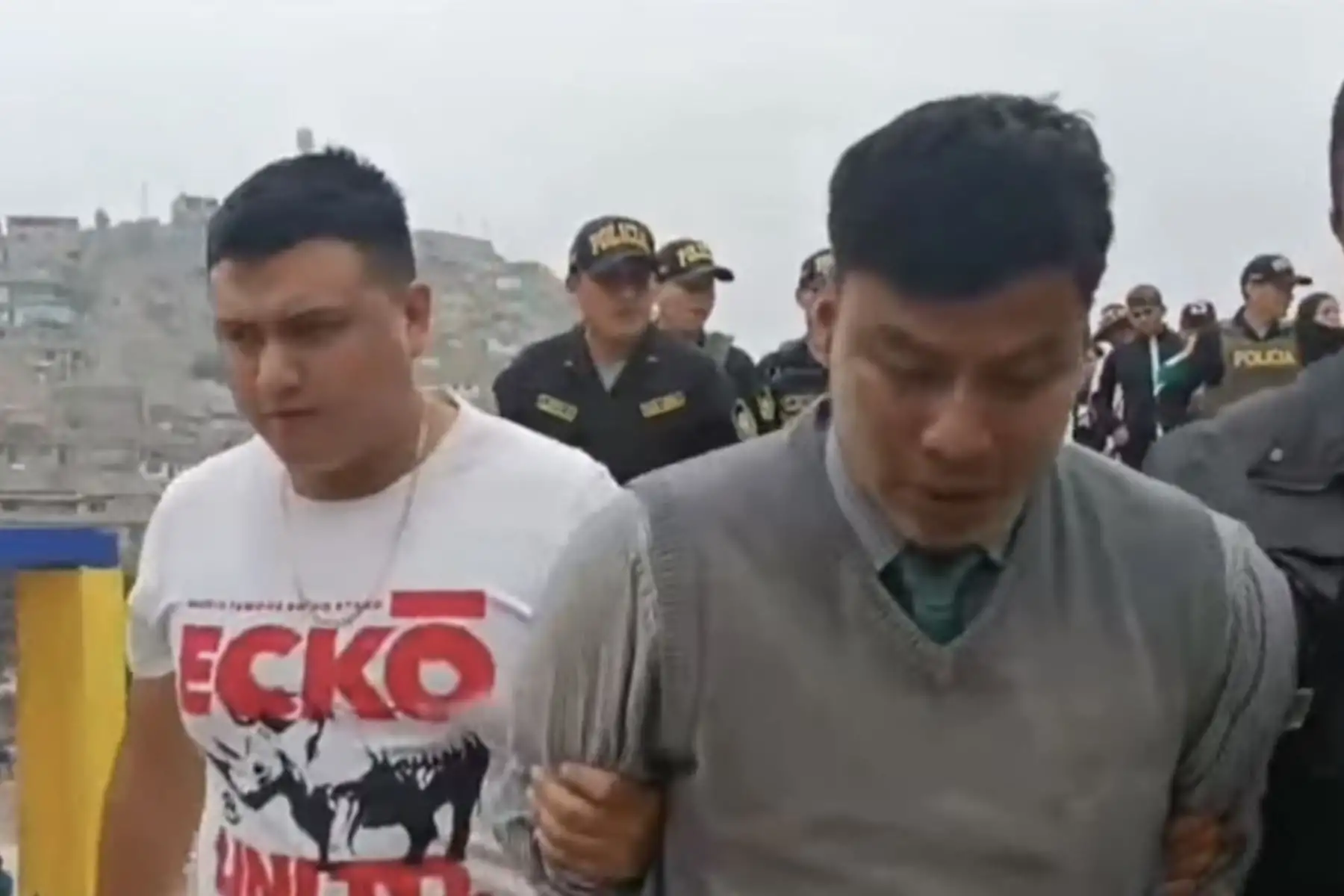 Policía captura hombre armado que  intentó atacar al alcalde de Lima durante ceremonia pública. Foto: Captura TV