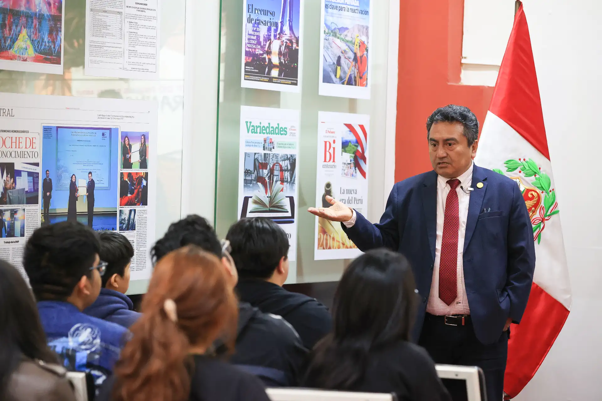 Felix Paz, director de medios periodísticos de Editora Perú, conversa con los alumnos de Ciencias de la Comunicación de la UNMSM, durante la experiencia "Vive Andina".  Foto: ANDINA/Melina Mejía