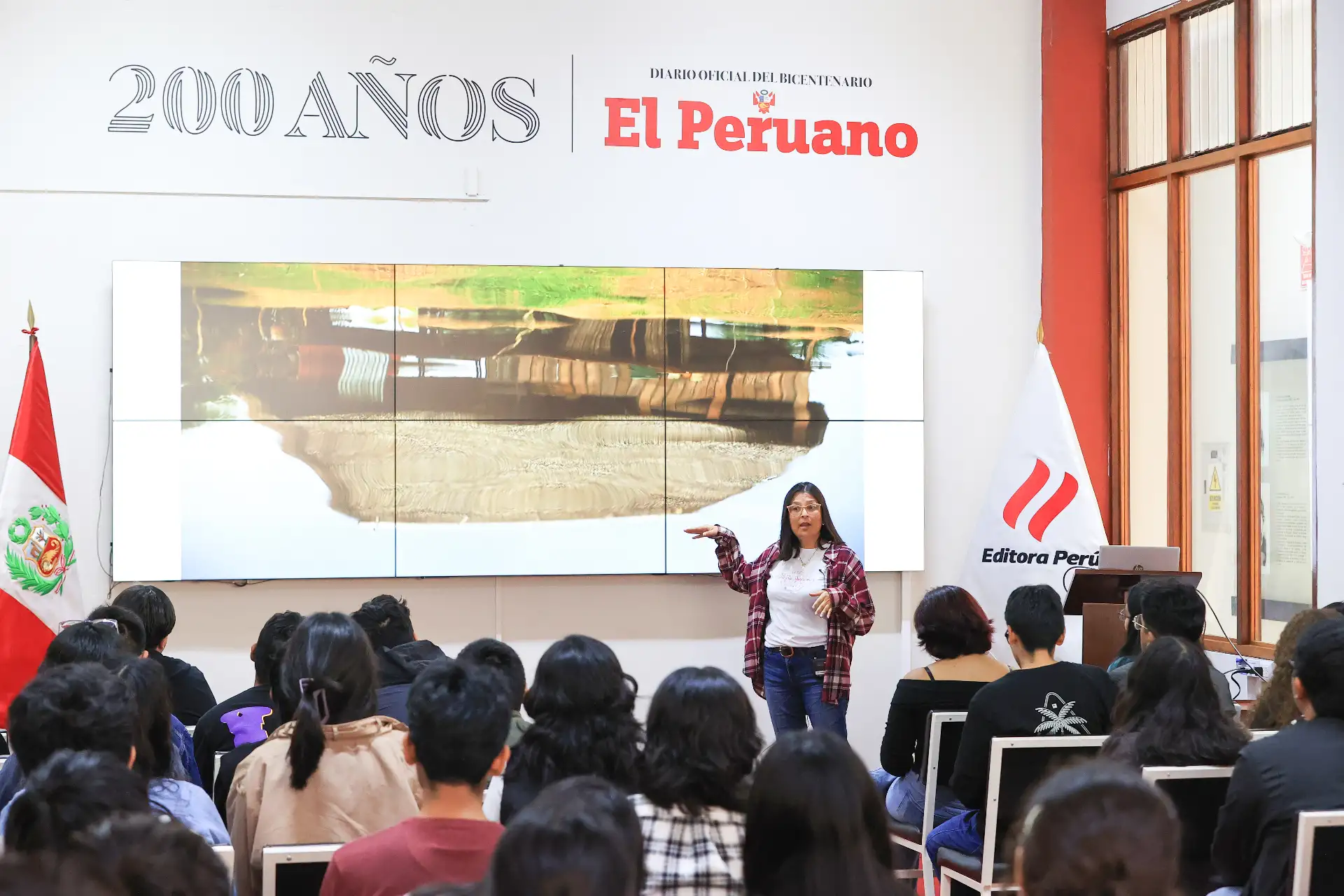 Alumnos  que cursan el 2° ciclo de Ciencias de la Comunicación en la UNMSM visitan Editora Perú para conocer la experiencia "Vive Andina" Foto: ANDINA/Melina Mejía
