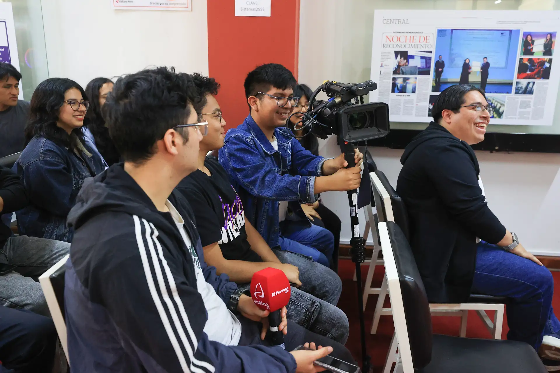 Alumnos  que cursan el 2° ciclo de Ciencias de la Comunicación en la UNMSM visitan Editora Perú para conocer la experiencia "Vive Andina" Foto: ANDINA/Melina Mejía