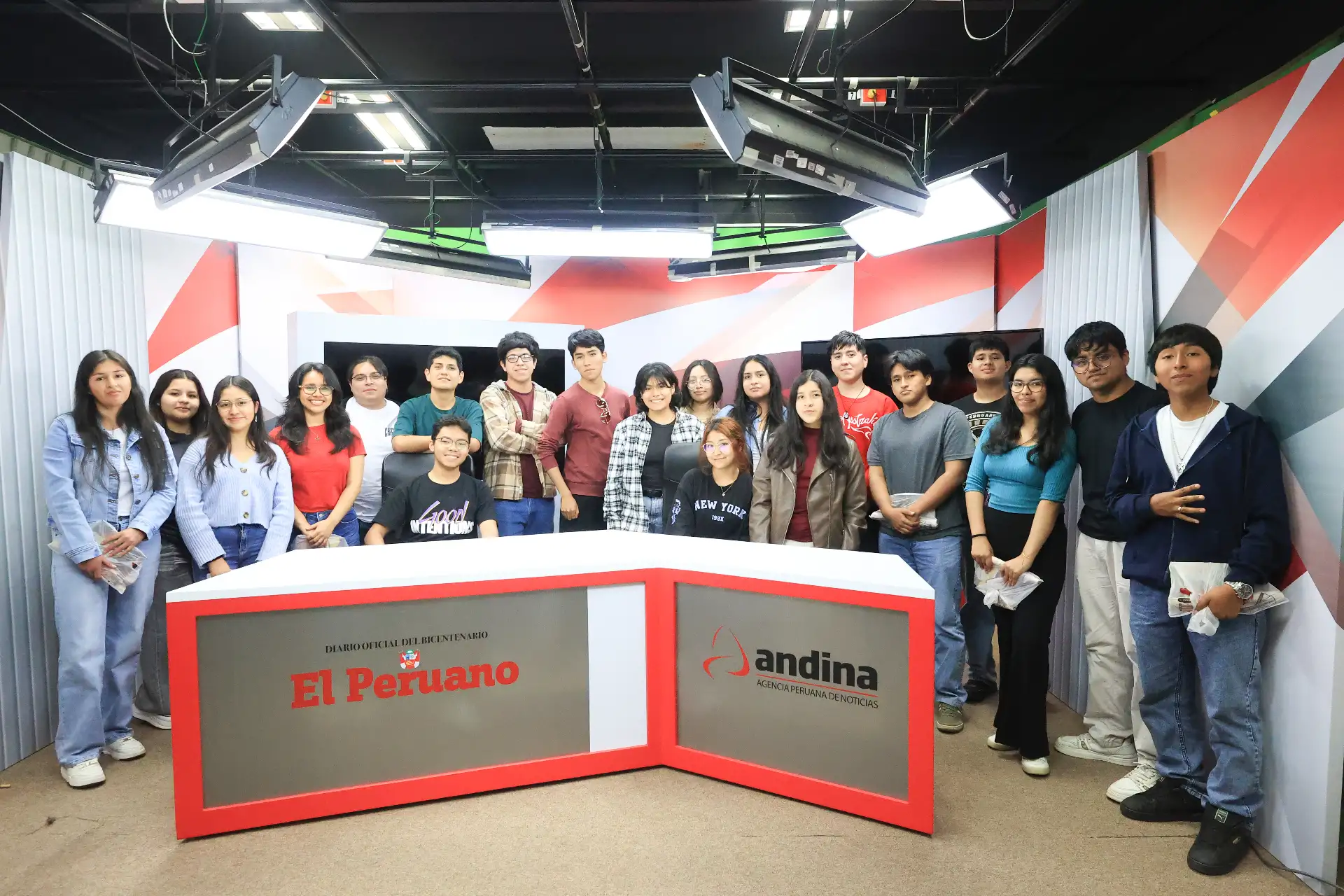 Alumnos  que cursan el 2° ciclo de Ciencias de la Comunicación en la UNMSM visitan Editora Perú para conocer la experiencia "Vive Andina".  Foto: ANDINA/Melina Mejía