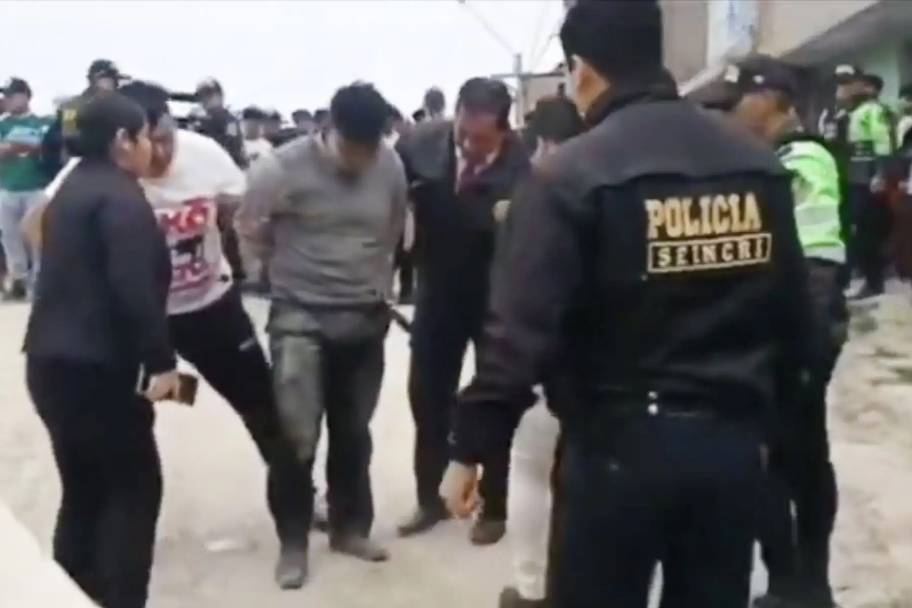 Policía captura hombre armado que  intentó atacar al alcalde de Lima durante ceremonia pública. Foto: Captura TV