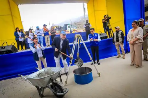 Nueva av. Acomayo: el alcalde de Lima Rafel López Aliaga coloca la primera piedra para la construcción de la vía de 3 km. Foto: Difusión