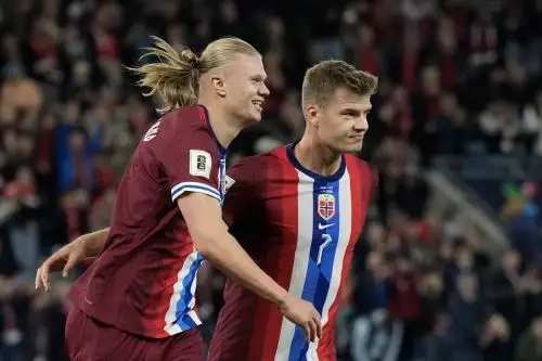 El noruego Erling Braut Haaland (izq.) celebra con su compañero de equipo Alexander Sorloth después de marcar el gol 4-0 durante el partido de clasificación para la Copa Mundial de la FIFA 2026 entre Noruega e Israel en Oslo, Noruega. Foto: EFE