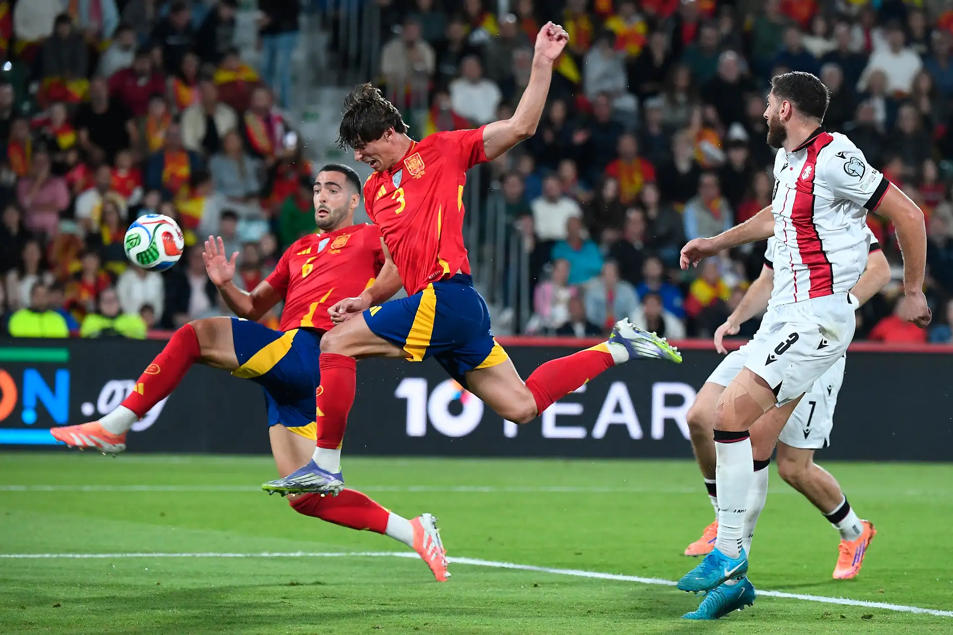El defensa español Robin Le Normand intenta marcar durante el partido de clasificación para el Mundial 2026, grupo E de la zona Europa, entre España y Georgia, en el estadio Manuel Martínez Valero de Elche.
Foto: AFP