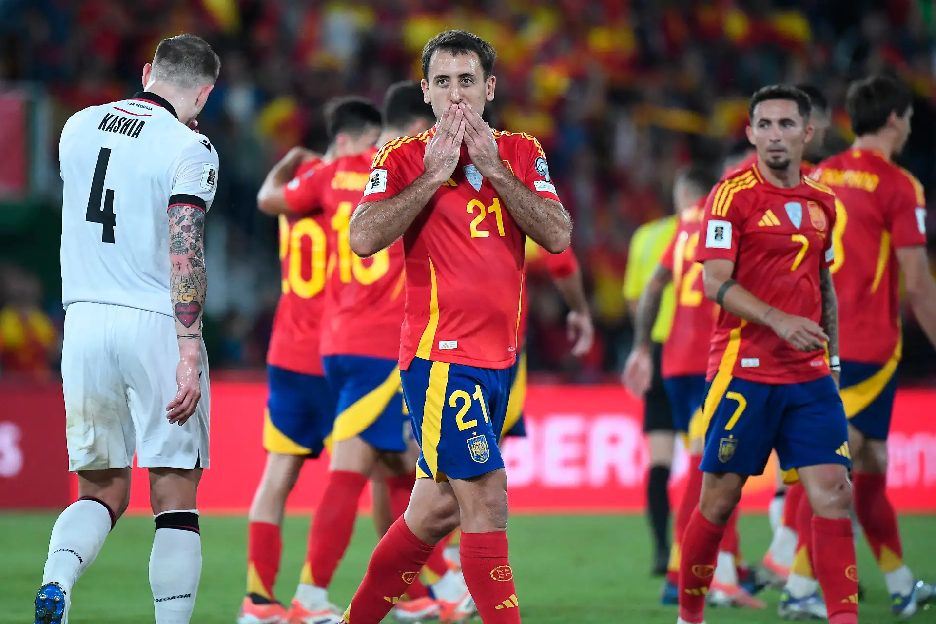 El delantero español Mikel Oyarzabal celebra el segundo gol de su equipo durante el partido de clasificación para el Mundial de 2026, grupo E de la zona Europa, entre España y Georgia, en el estadio Manuel Martínez Valero de Elche.
Foto: AFP