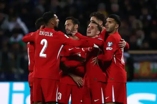 Los jugadores de Turquía celebran un gol durante el partido de fútbol del Grupo E de las eliminatorias europeas de la Copa Mundial de la FIFA 2026 entre Bulgaria y Turquía en Sofía, Bulgaria. Foto: EFE