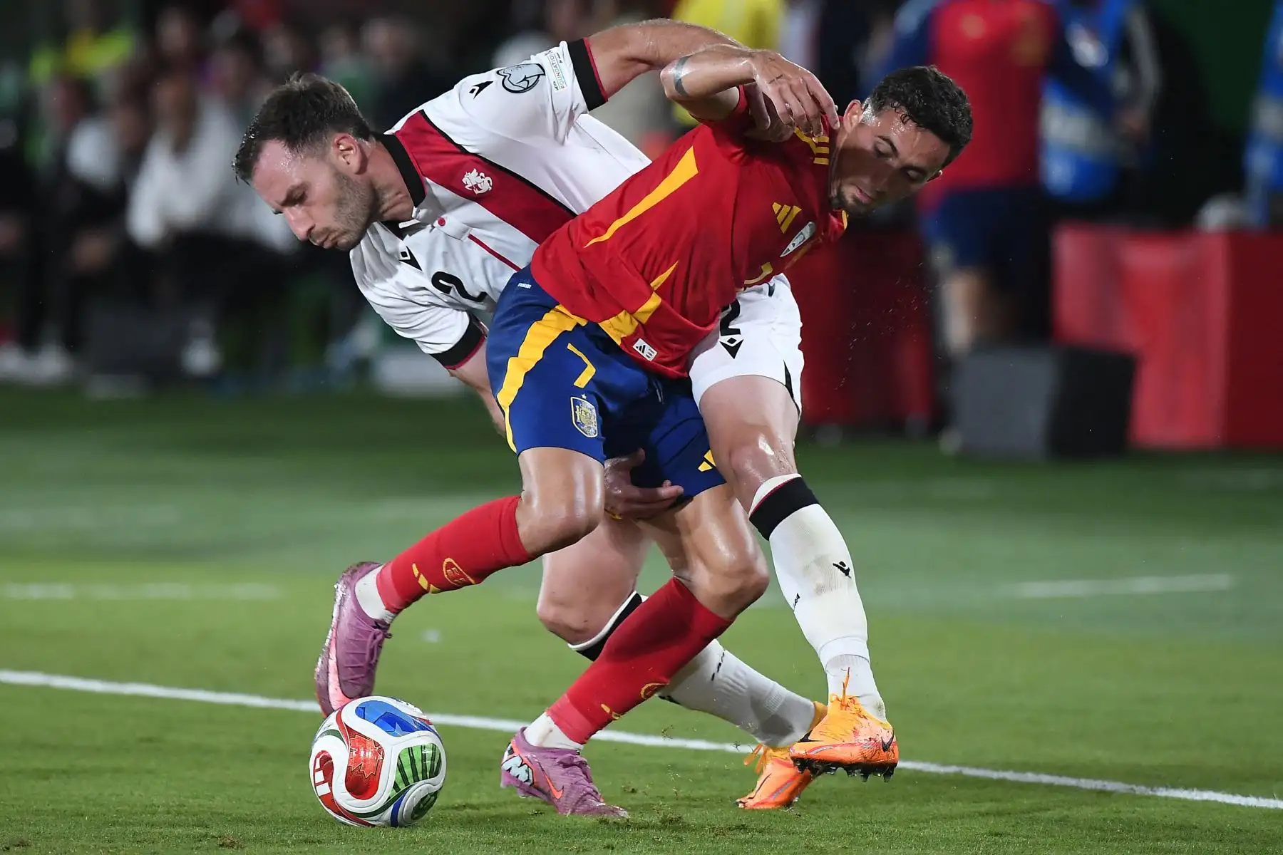 El defensa georgiano  Otar Kakabadze y el delantero español  Yeremy Jesus Pino luchan por el balón durante el partido de fútbol del grupo E de la zona Europa de clasificación para la Copa del Mundo 2026 entre España y Georgia en el estadio Manuel Martínez Valero en Elche.
Foto: AFP