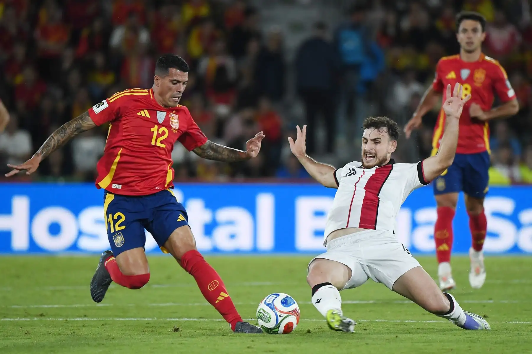 El defensa español Pedro Porro Sauceda y el defensa georgiano Lasha Dvali luchan por el balón durante el partido de clasificación para el Mundial de 2026, grupo E de la zona Europa, entre España y Georgia, en el estadio Manuel Martínez Valero de Elche.
Foto : AFP
