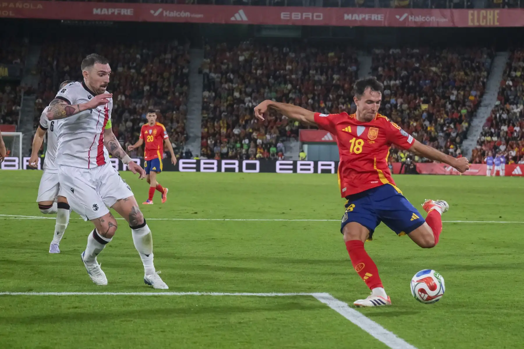 El centrocampista de España Martín Zubimendi centra el balón junto al defensa de Georgia, en el partido de fútbol de la fase de clasificación para el Mundial que los combinados nacionales de España y Georgia.
Foto: EFE