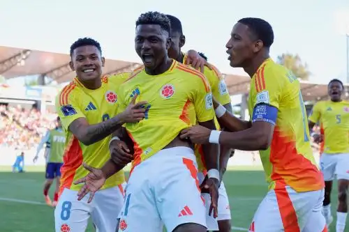 El delantero colombiano #21 Neiser Villarreal (C) celebra con sus compañeros el tercer gol de su equipo durante el partido de cuartos de final de la Copa Mundial Sub-20 de la FIFA 2025 entre España y Colombia en el Estadio Fiscal en Talca, Chile. Foto: AFP
