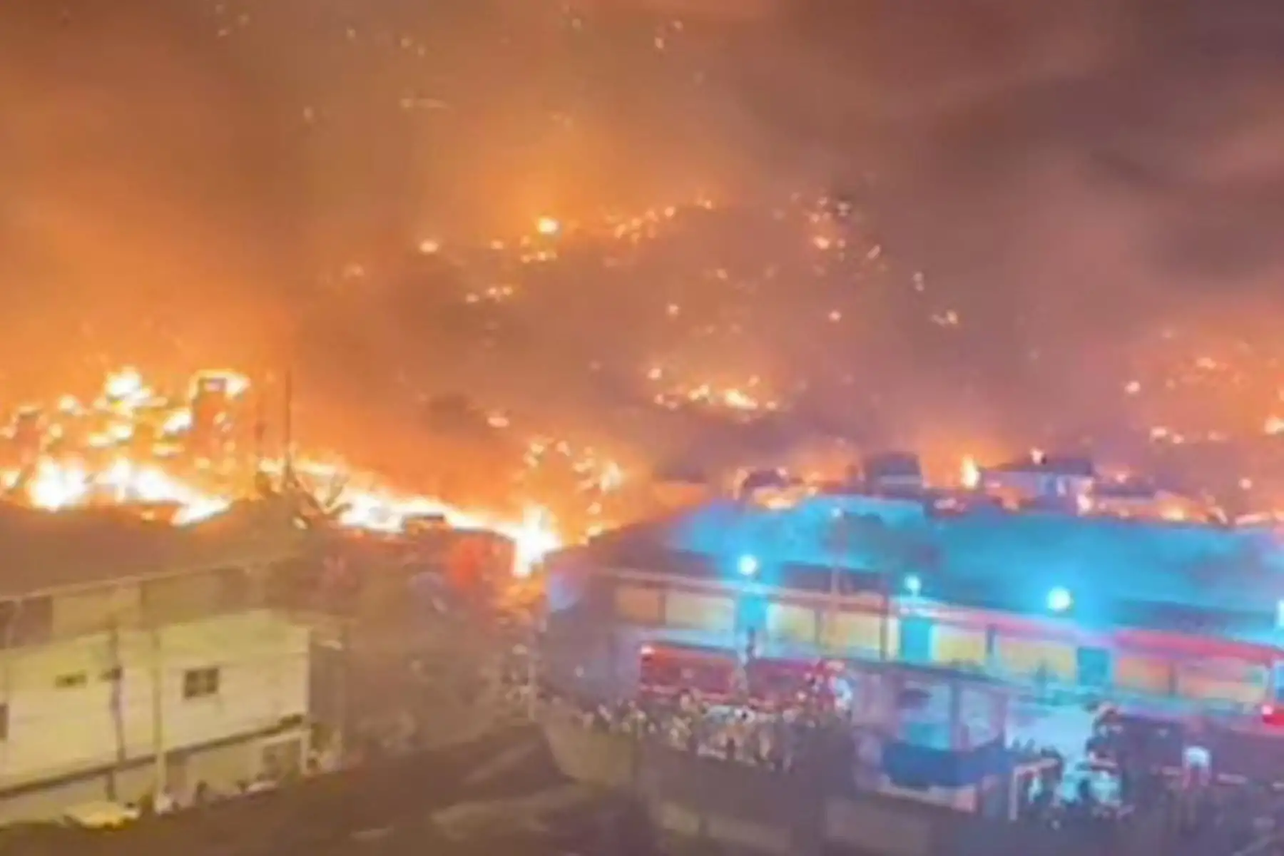 EsSalud envía dos ambulancias a la zona del incendio en Pamplona Alta para atención