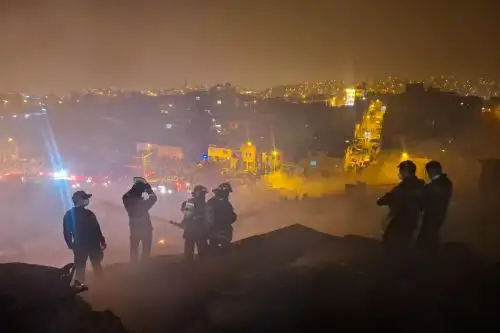 Incendio consume viviendas en Pamplona Alta en San Juan de Miraflores