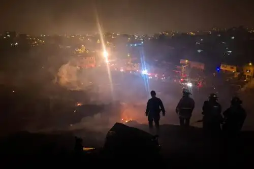 Incendio consume viviendas en Pamplona Alta en San Juan de Miraflores