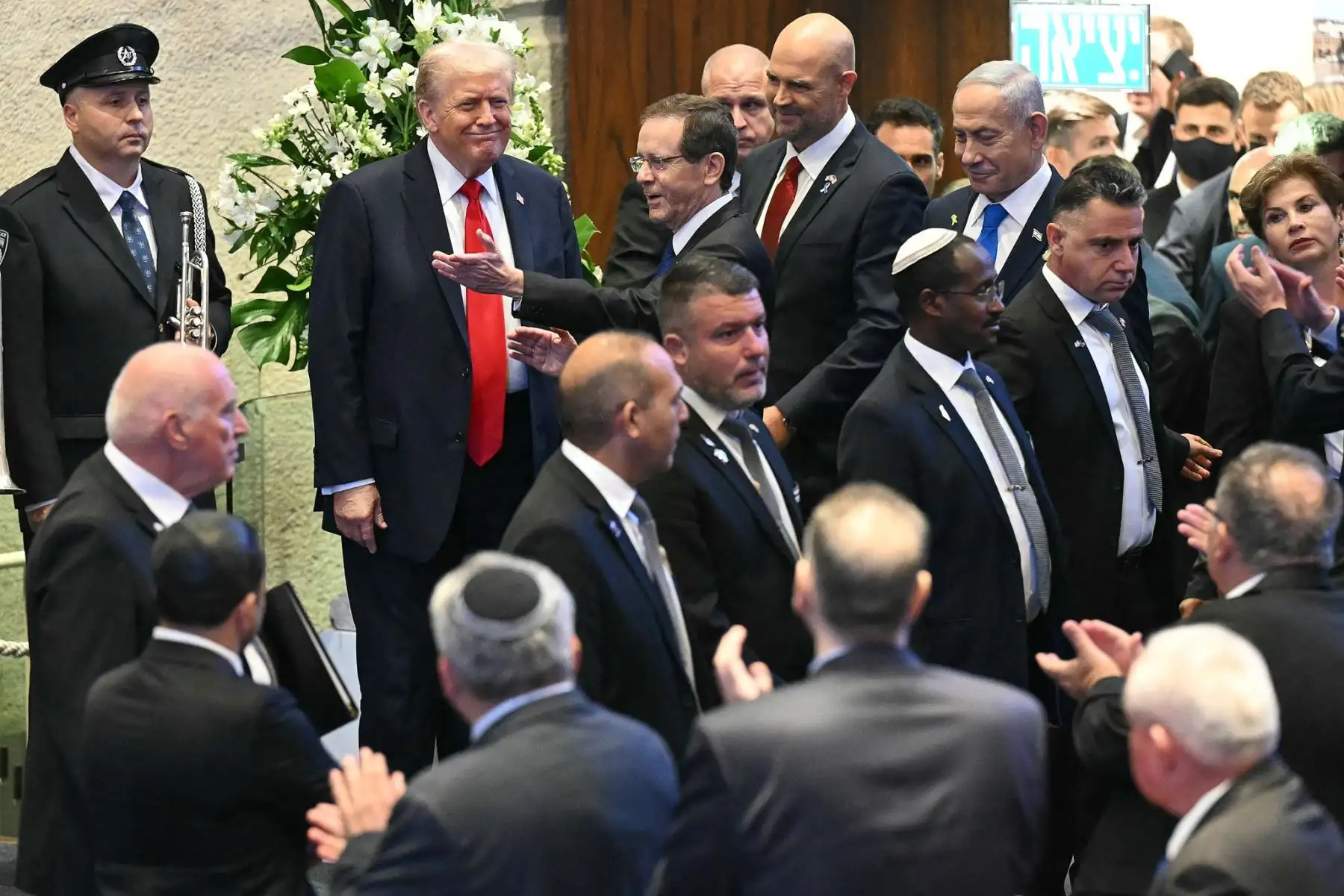 El presidente estadounidense Donald Trump, llega para hablar ante el parlamento israelí, la Knéset, en Jerusalén el 13 de octubre de 2025. Hamás entregó a los 20 rehenes israelíes supervivientes el 13 de octubre en virtud de un acuerdo de alto el fuego, mientras el presidente estadounidense y otros líderes mundiales se preparaban para una cumbre sobre Gaza. Foto: AFP