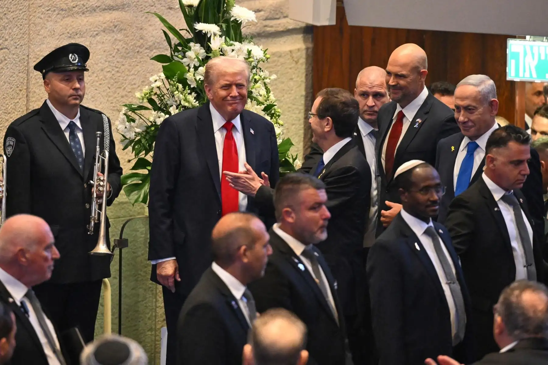 El presidente estadounidense Donald Trump, llega para hablar ante el parlamento israelí, la Knéset, en Jerusalén el 13 de octubre de 2025. Hamás entregó a los 20 rehenes israelíes supervivientes el 13 de octubre en virtud de un acuerdo de alto el fuego, mientras el presidente estadounidense y otros líderes mundiales se preparaban para una cumbre sobre Gaza. Foto: AFP