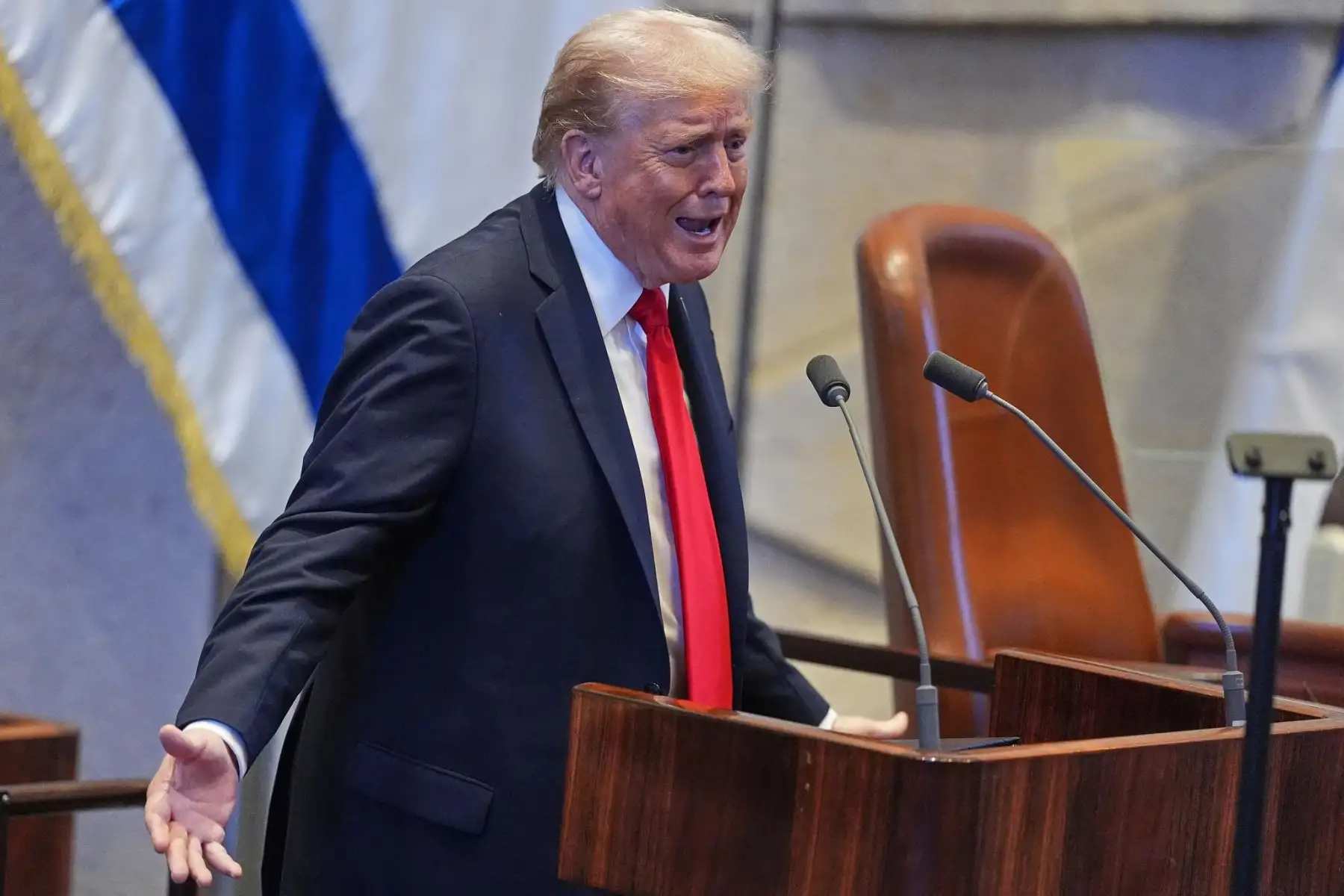 El presidente estadounidense Donald Trump habla en el parlamento israelí, la Knéset, en Jerusalén el 13 de octubre de 2025. Hamás entregó a los 20 rehenes israelíes supervivientes el 13 de octubre en virtud de un acuerdo de alto el fuego, mientras el presidente estadounidense y otros líderes mundiales se preparaban para una cumbre sobre Gaza. Foto: AFP