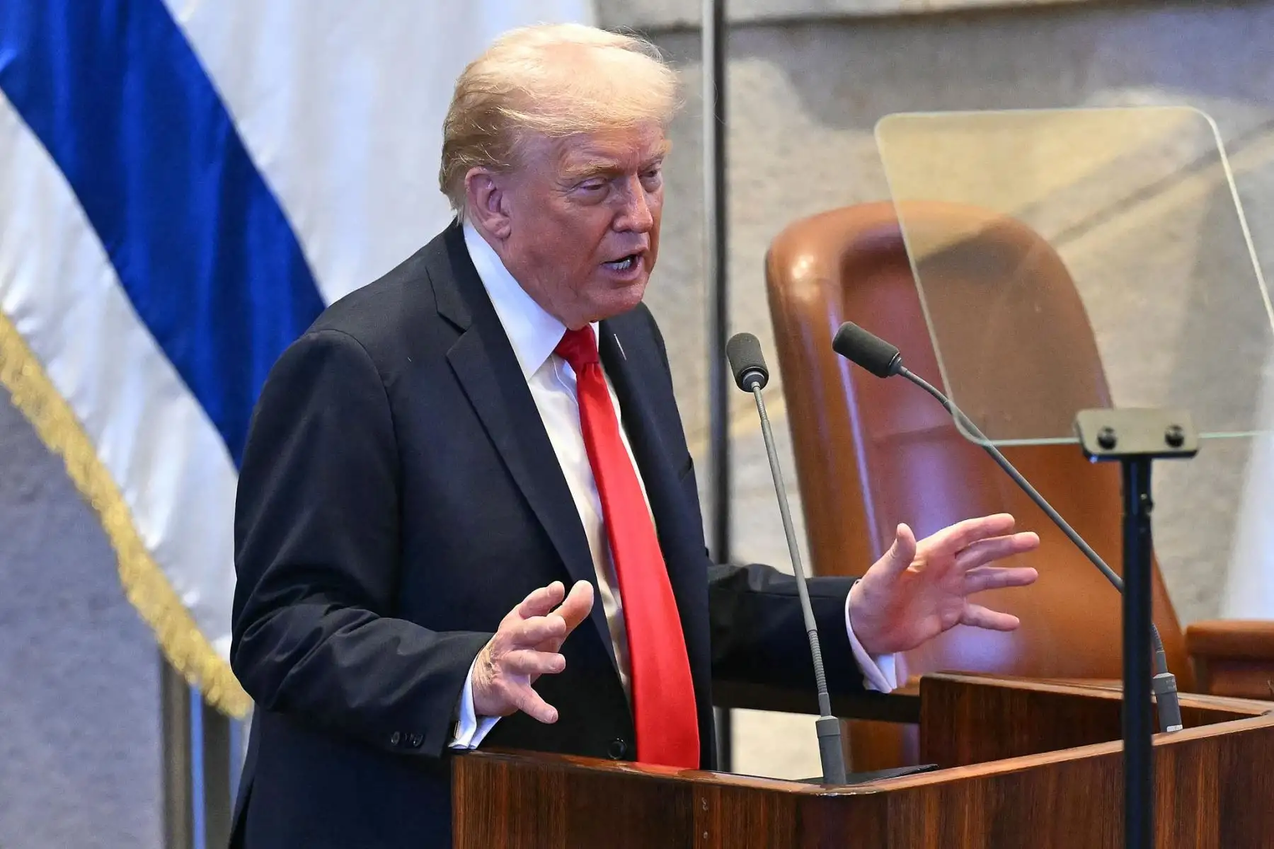 El presidente estadounidense Donald Trump habla en el parlamento israelí, la Knéset, en Jerusalén el 13 de octubre de 2025. Hamás entregó a los 20 rehenes israelíes supervivientes el 13 de octubre en virtud de un acuerdo de alto el fuego, mientras el presidente estadounidense y otros líderes mundiales se preparaban para una cumbre sobre Gaza. Foto: AFP