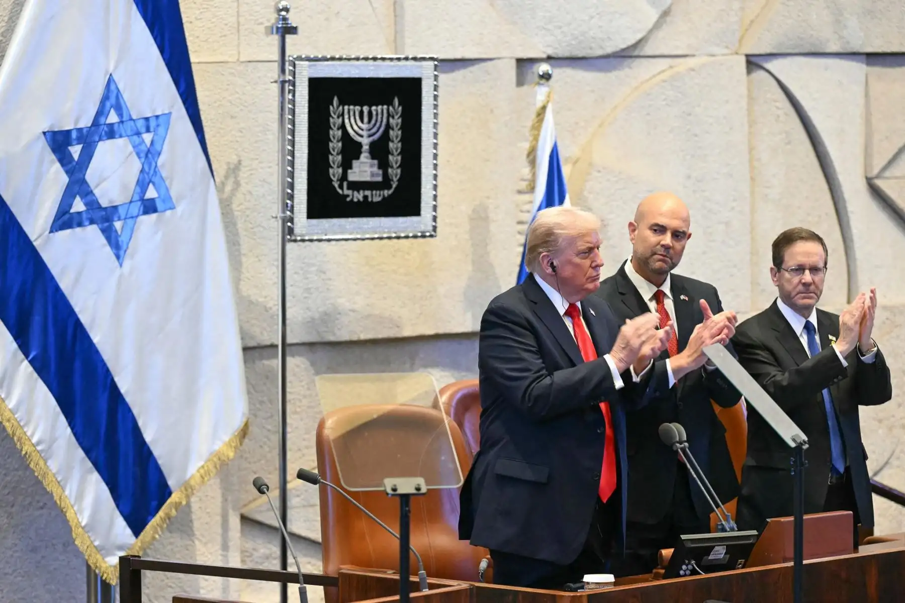 El presidente estadounidense Donald Trump aplaude junto al presidente israelí Isaac Herzog y el presidente de la Knéset, Amir Ohana, en el parlamento israelí, la Knéset, en Jerusalén. Foto: AFP