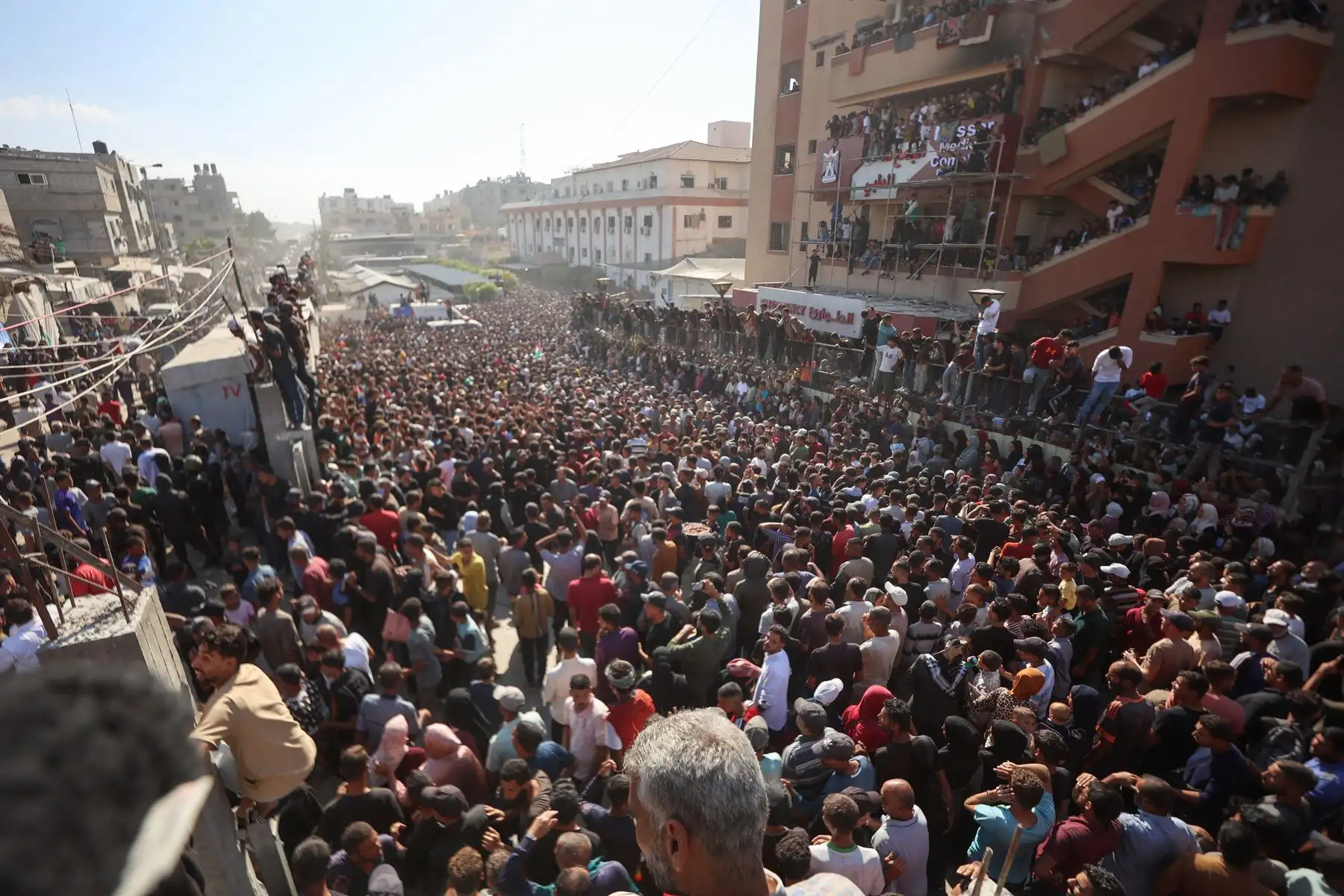 Autobuses con palestinos liberados de prisiones israelíes en virtud de un acuerdo de alto el fuego e intercambio de rehenes con facciones palestinas llegan al hospital Nasser en Khan Yunis, en el sur de la Franja de Gaza, el 13 de octubre de 2025. Foto: AFP
