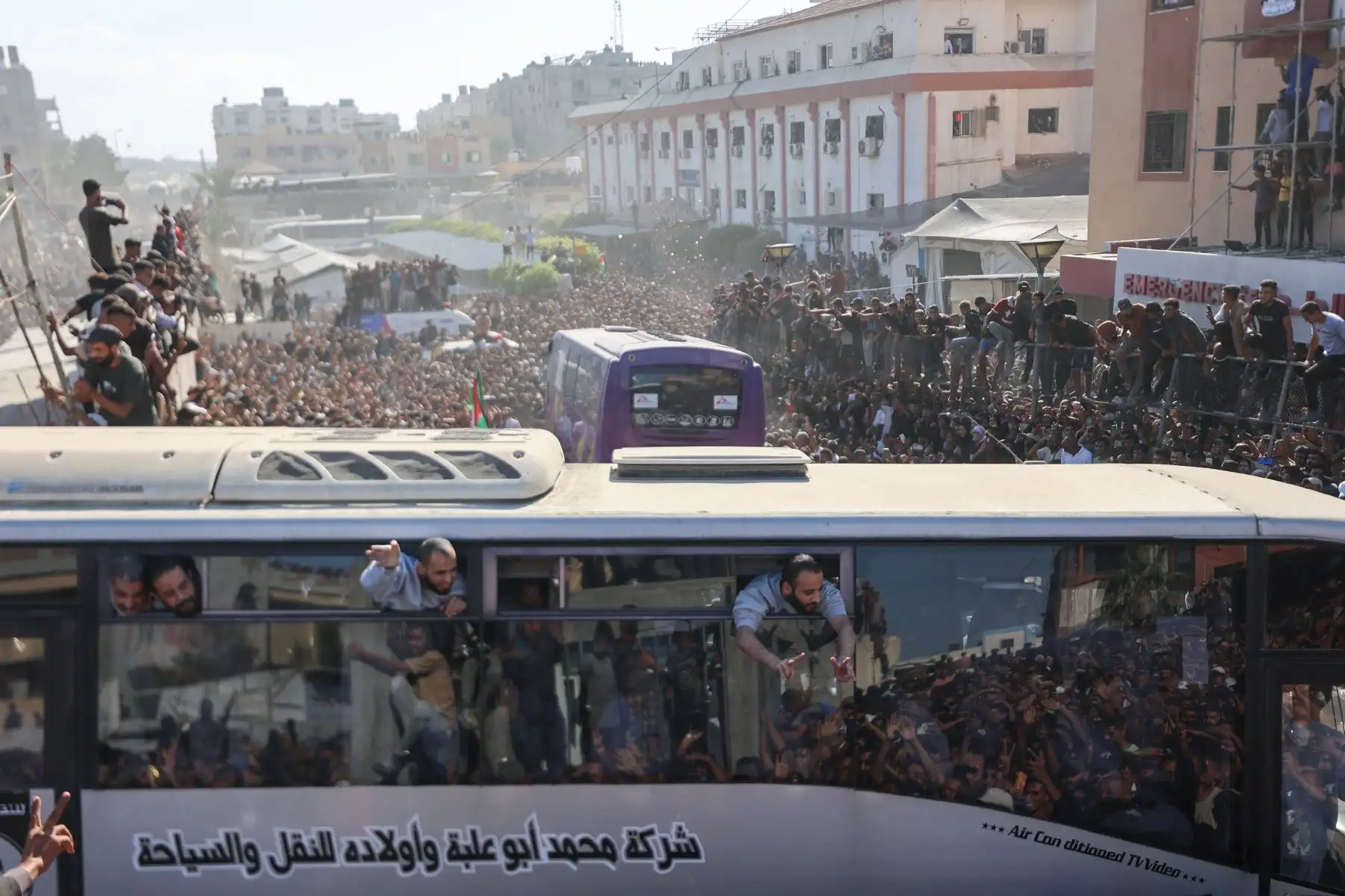 Autobuses con palestinos liberados de prisiones israelíes en virtud de un acuerdo de alto el fuego e intercambio de rehenes con facciones palestinas llegan al hospital Nasser en Khan Yunis, en el sur de la Franja de Gaza, el 13 de octubre de 2025. Foto: AFP