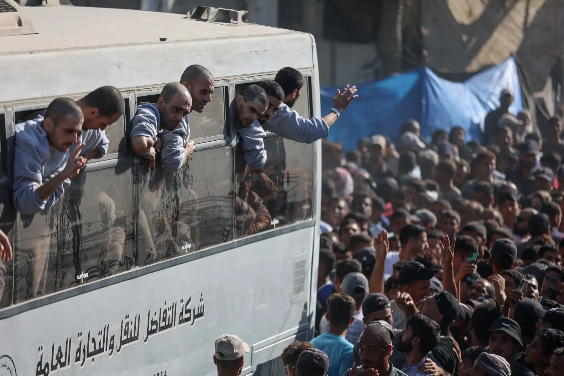 Autobuses con palestinos liberados de prisiones israelíes en virtud de un acuerdo de alto el fuego e intercambio de rehenes con facciones palestinas llegan al hospital Nasser en Khan Yunis, en el sur de la Franja de Gaza, el 13 de octubre de 2025. Foto: AFP