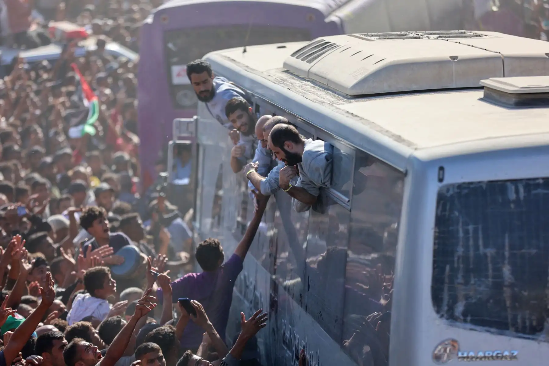 Autobuses con palestinos liberados de prisiones israelíes en virtud de un acuerdo de alto el fuego e intercambio de rehenes con facciones palestinas llegan al hospital Nasser en Khan Yunis, en el sur de la Franja de Gaza, el 13 de octubre de 2025. Foto: AFP