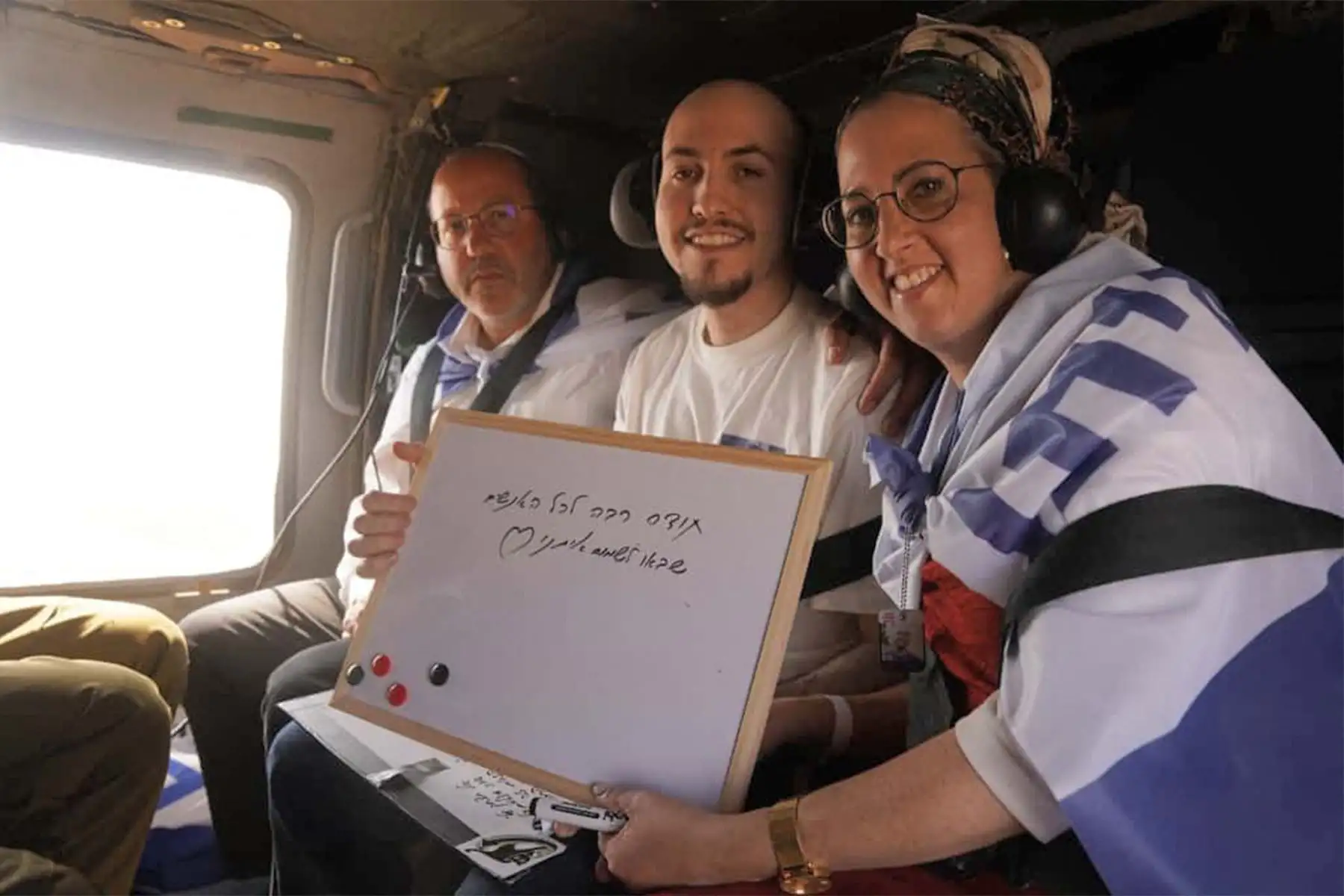 Esta imagen difundida por el ejército israelí muestra al rehén israelí liberado Eitan Mor, uno de los antiguos cautivos en Gaza desde los ataques del 7 de octubre de 2023 por militantes palestinos, a bordo de un helicóptero militar israelí con su familia después de ser entregado en un intercambio de prisioneros y rehenes y un acuerdo de alto el fuego entre Israel y Hamás en Israel el 13 de octubre de 2025. Foto: AFP
