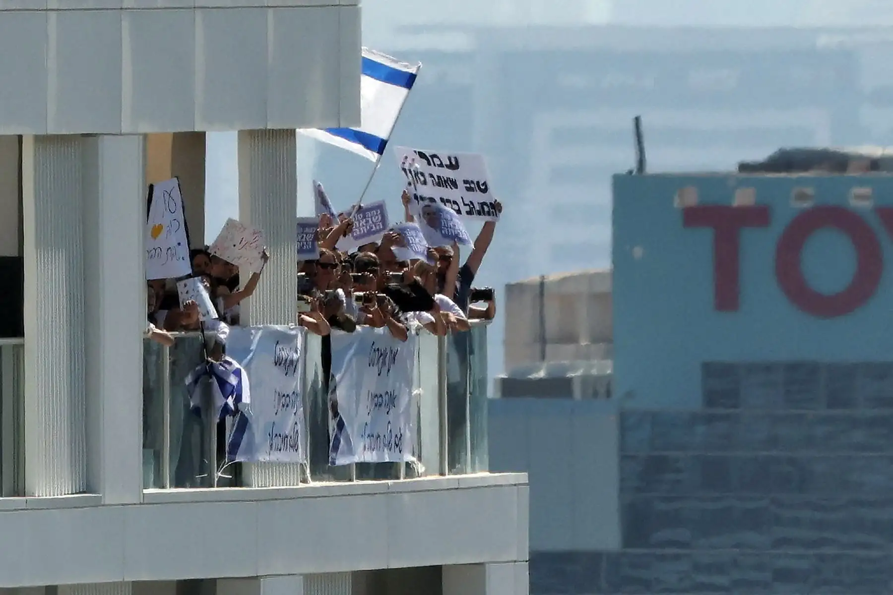 Banderas israelíes al desembarcar de un helicóptero militar israelí en la plataforma de aterrizaje del Centro Médico Ichilov Sourasky en Tel Aviv el 13 de octubre de 2025. Foto: AFP