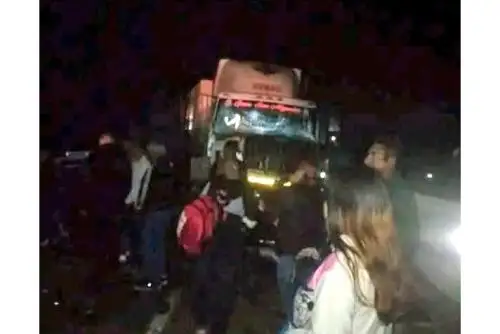 Varios pasajeros de bus resultaron heridos tras protagonizar un choque contra un tráiler. El accidente se produjo en el distrito de Mórrope, en Lambayeque. ANDINA/Difusión