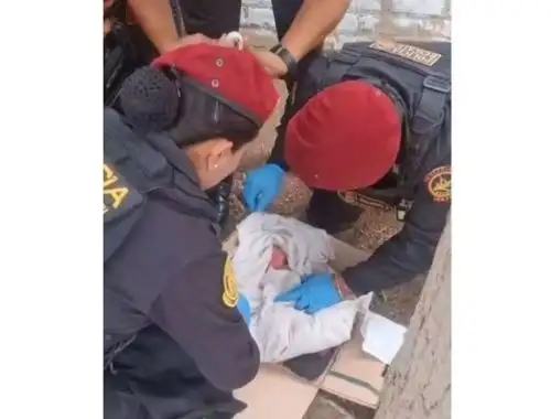 Agentes policiales salvan la vida de recién nacido abandonado en plena calle en el distrito de José Leonardo Ortiz, en Chiclayo. ANDINA/Difusión
