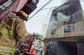 El siniestro fue catalogado como de código 2, lo que implica una emergencia de proporciones moderadas que requiere apoyo adicional. En total, unos 30 bomberos trabajan en el control del fuego. Foto: ANDINA/Difusión