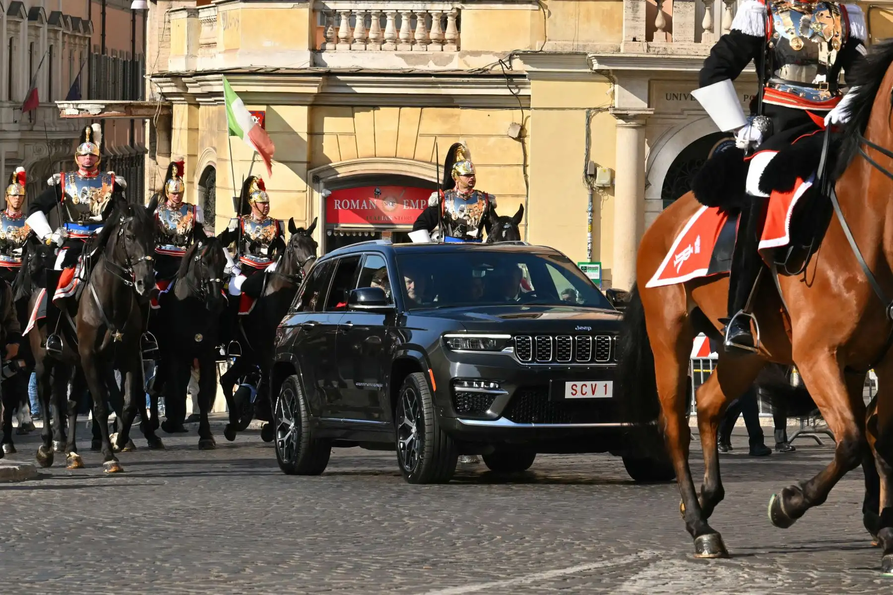 El auto del Papa León XIV es escoltado por la guardia de honor del Presidente de la República Italiana hasta el Palacio Presidencial del Quirinal, donde se reunirá con el Presidente de Italia, Sergio Mattarella, durante una visita oficial, en Roma. 
Foto: AFP