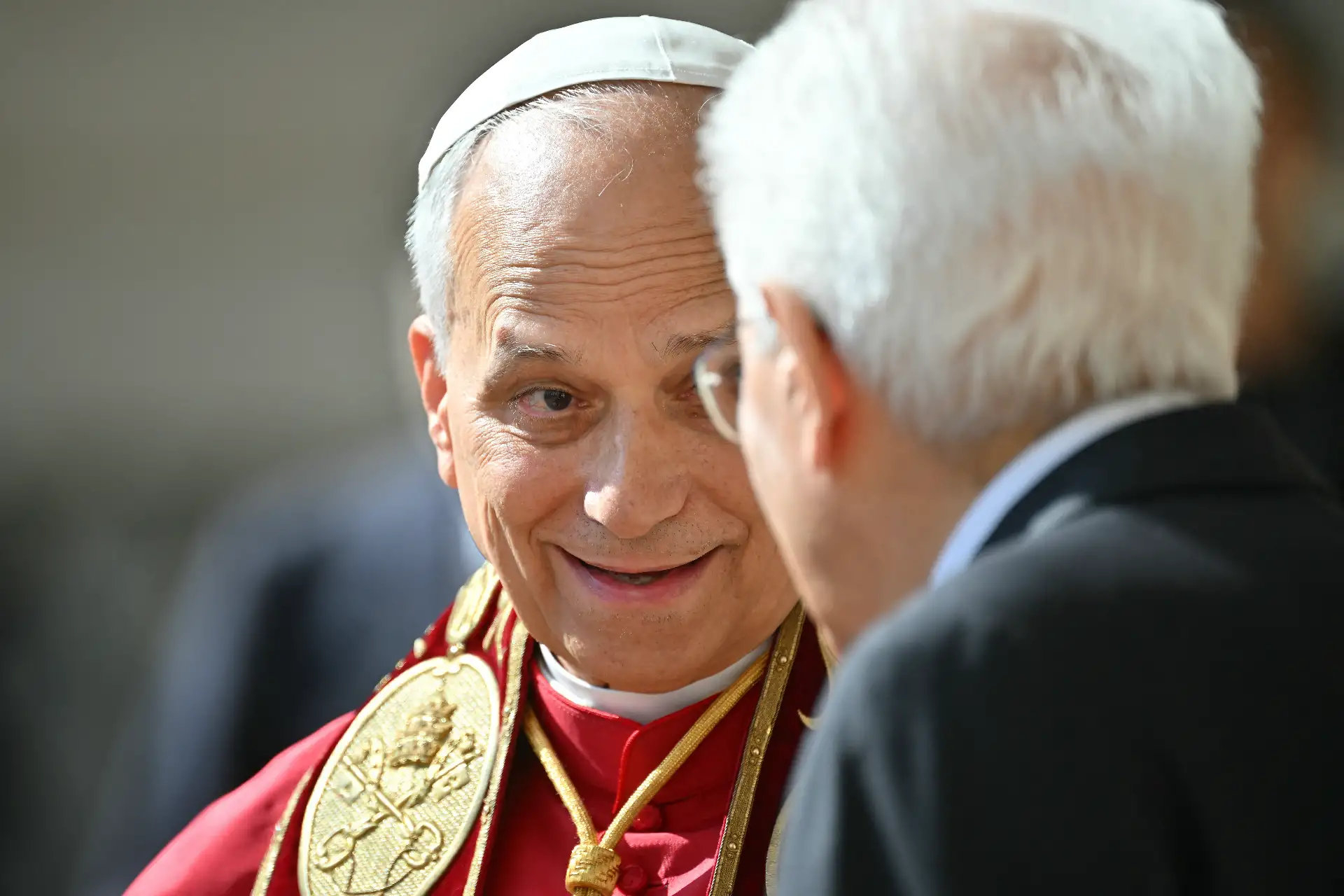 El presidente de Italia, Sergio Mattarella, junto al Papa León XIV y el cardenal secretario de Estado del Vaticano, Pietro Parolin, durante una visita oficial al Palacio Presidencial del Quirinal, en Roma.
Foto: AFP