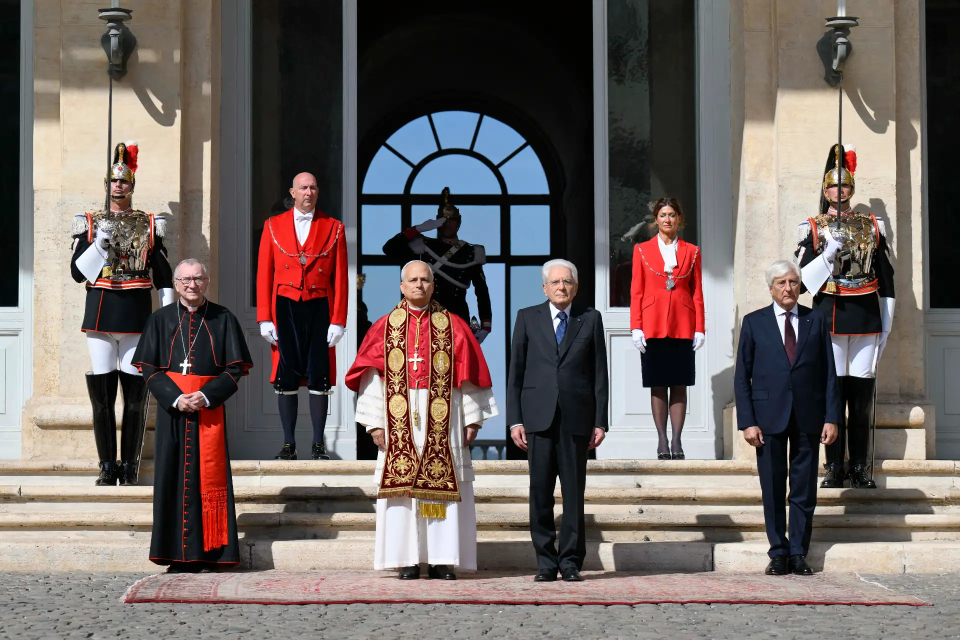 El presidente de Italia, Sergio Mattarella, junto al Papa León XIV y el cardenal secretario de Estado del Vaticano, Pietro Parolin, durante una visita oficial al Palacio Presidencial del Quirinal, en Roma.
Foto: AFP