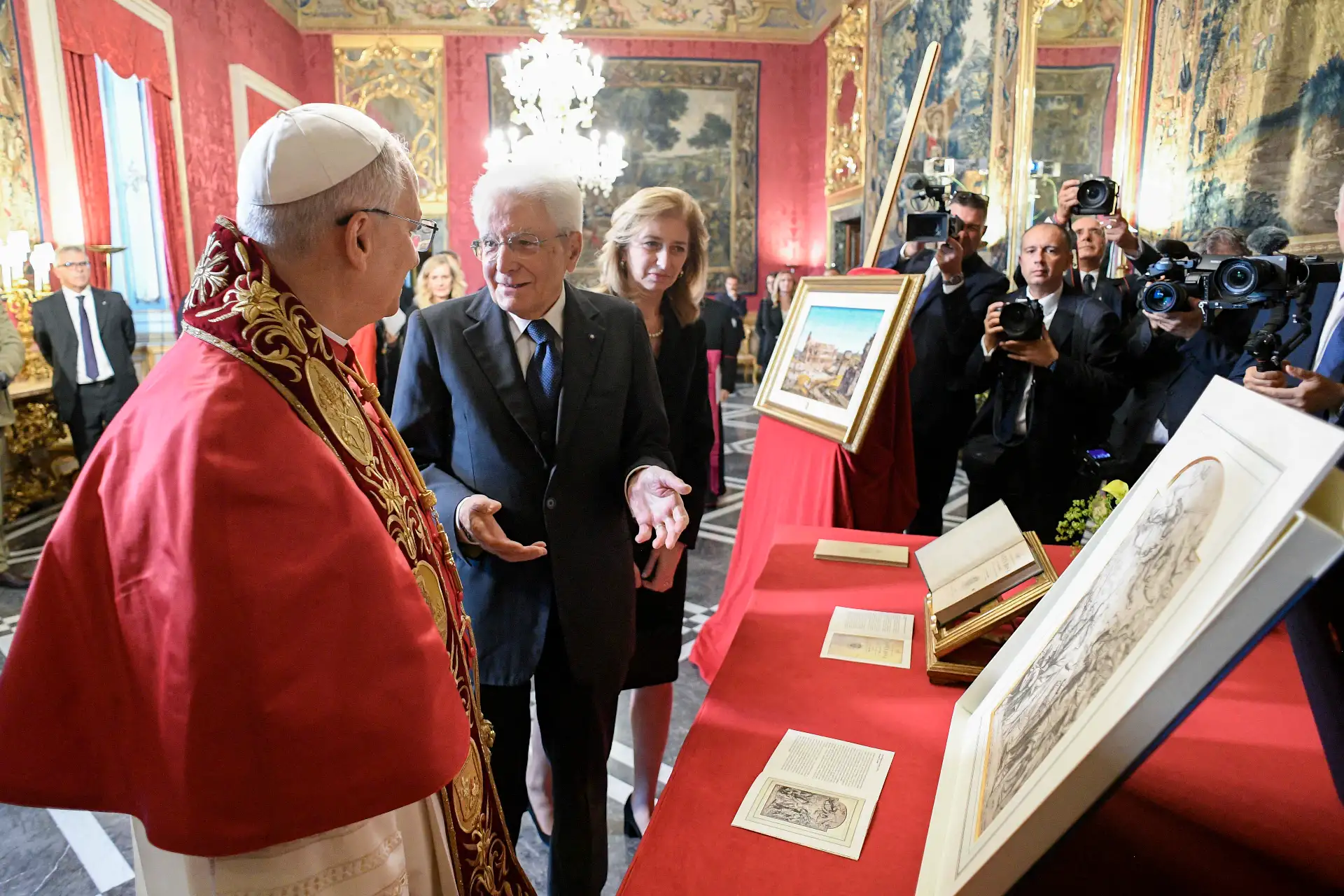 El presidente de Italia, Sergio Mattarella, junto al Papa León XIV y el cardenal secretario de Estado del Vaticano, Pietro Parolin, durante una visita oficial al Palacio Presidencial del Quirinal, en Roma.
Foto: AFP