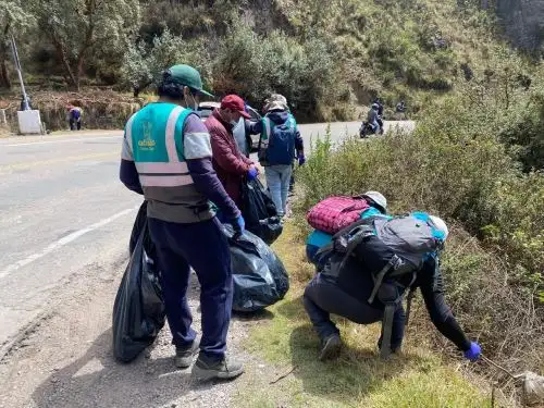 Brigadas, conformadas por trabajadores, voluntarios, estudiantes y pobladores, retiraron cinco toneladas de residuos sólidos en el tramo Tambomachay y Abra Ccorao del parque arqueológico Sacsayhuamán. ANDINA/Difusión