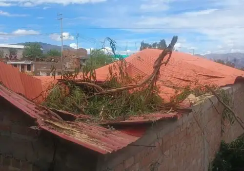 El último fin de semana vientos fuertes causaron daños materiales de consideración en 15 viviendas de la ciudad de Huanta, región Ayacucho. ANDINA/Difusión