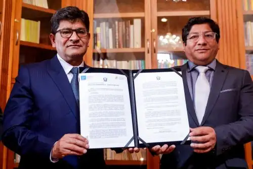 El jefe institucional de la Biblioteca Nacional, Juan Yangaly, participó de la ceremonia de entrega de la Resolución Viceministerial N° 000255-2025-VMPCIC/MC al gobernador regional de Arequipa, Rohel Sánchez. ANDINA