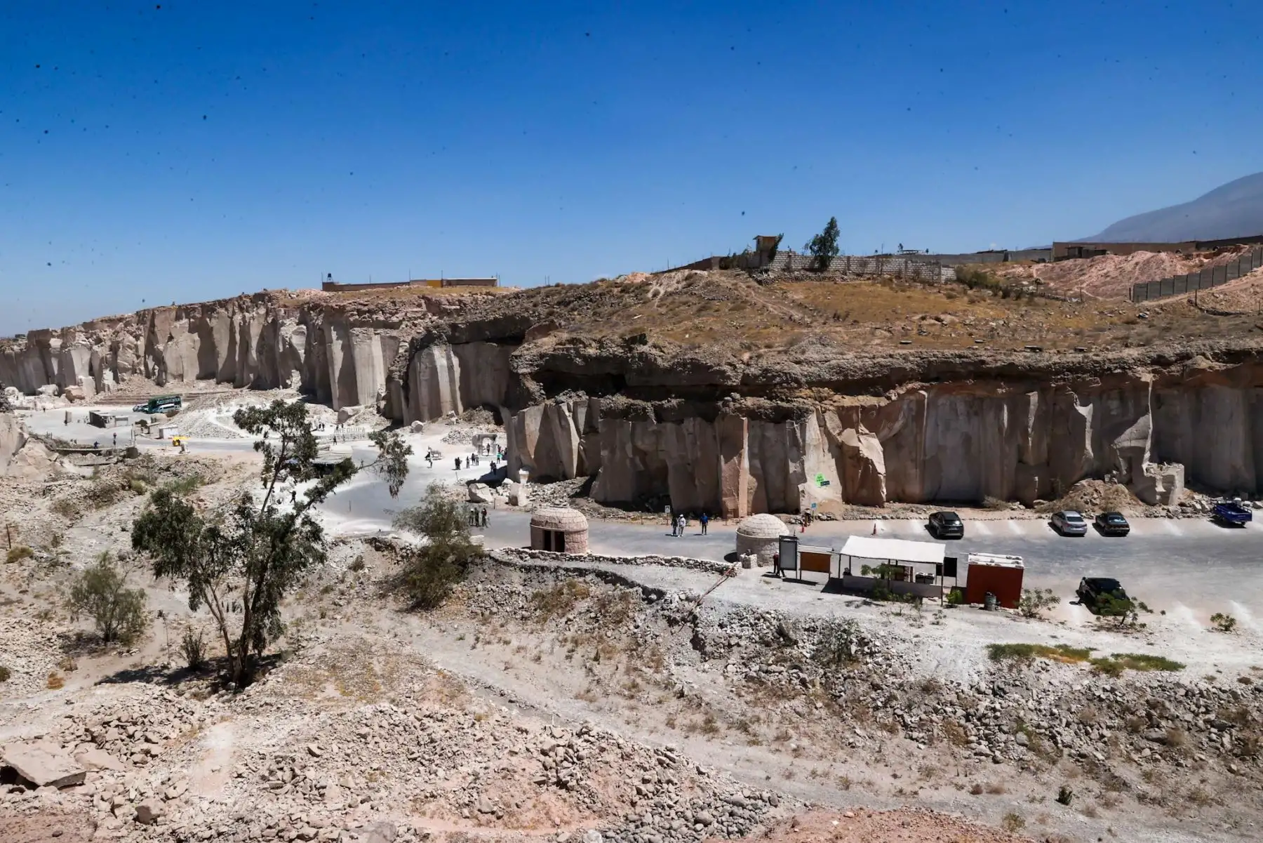 Tras alcanzar su máxima erupción explosiva generó flujos piroclásticos y nubes ardientes que al descender convertido en polvo formó la ignimbrita, que se transformó en roca con el paso de los años, y se le conoce como sillar cuando se convierte en piedra tallada.
Foto: ANDINA/Juan Carlos Guzmán Negrini Tras alcanzar su máxima erupción explosiva generó flujos piroclásticos y nubes ardientes que al descender convertido en polvo formó la ignimbrita, que se transformó en roca con el paso de los años, y se le conoce como sillar cuando se convierte en piedra tallada.
Foto: ANDINA/Juan Carlos Guzmán Negrini