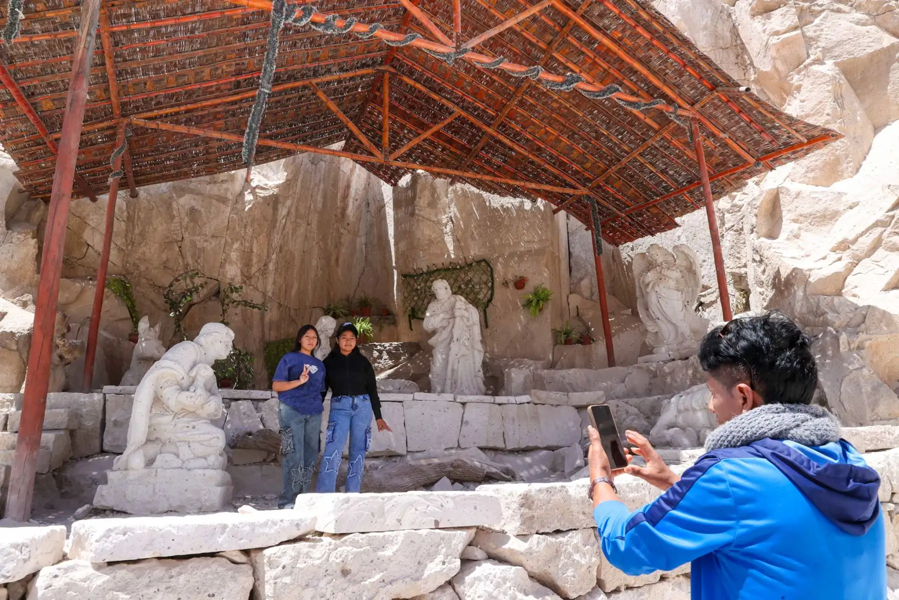 El castillón empezó a usarse hace unos años, lo que permite que todos los sillares a comercializar tengan una sola medida, aspecto que no sucedía antes porque el corte del sillar se hacía a ojo de buen cubero y a la experiencia del artesano.
Foto: ANDINA/Juan Carlos Guzmán Negrini El castillón empezó a usarse hace unos años, lo que permite que todos los sillares a comercializar tengan una sola medida, aspecto que no sucedía antes porque el corte del sillar se hacía a ojo de buen cubero y a la experiencia del artesano.
Foto: ANDINA/Juan Carlos Guzmán Negrini
