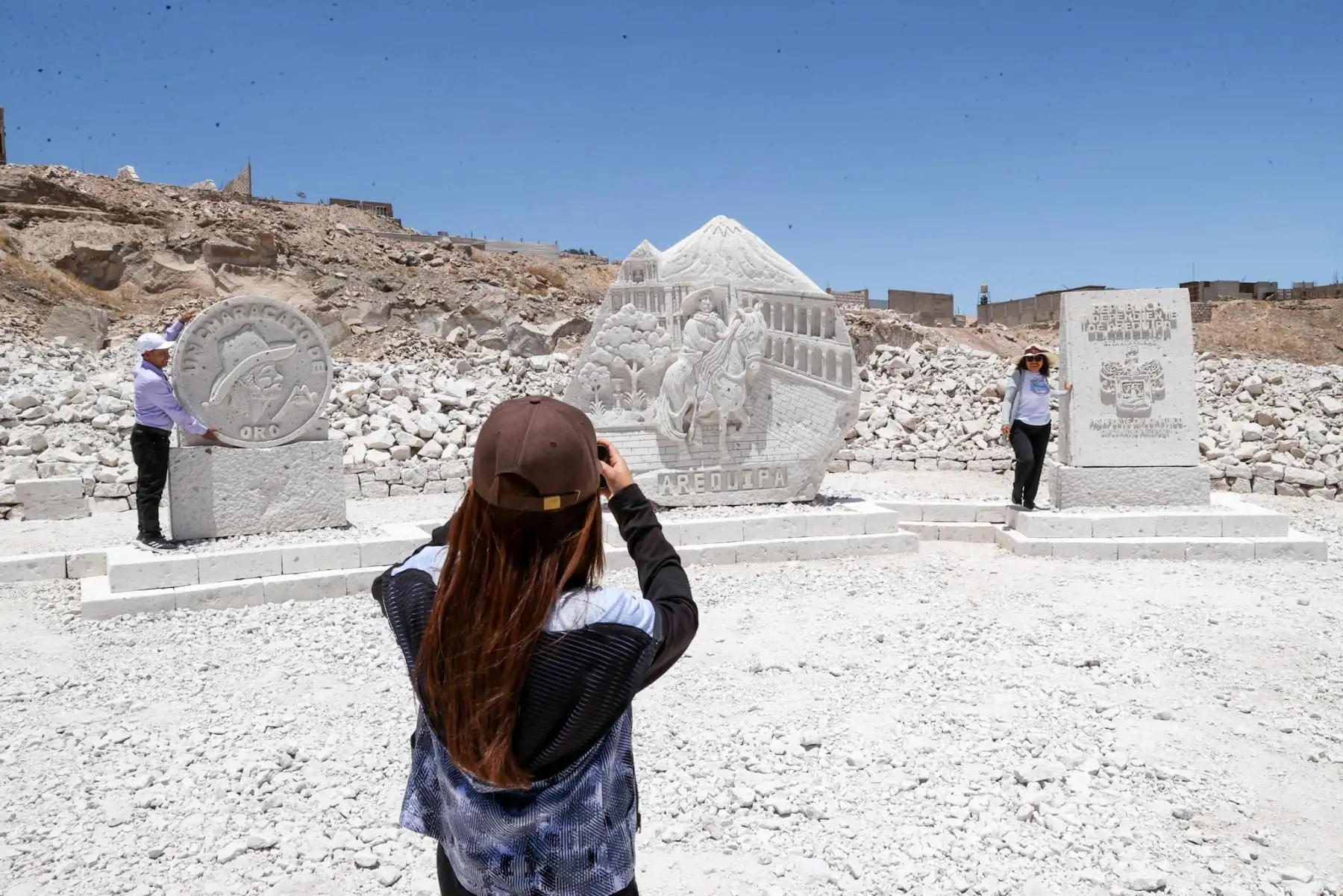 Pasaporte Diplomático de la República Independiente de Arequipa, un documento que permite el ingreso a la ciudad a los visitantes; y un Characato de Oro, la moneda oficial de la ciudad.
La tercera escultura nos muestra una estampa típica arequipeña donde el volcán Misti no podía faltar, tampoco los portales de la Plaza de Armas, la fachada de la Catedral y un típico montonero arequipeño (con sombrero de ala ancha y poncho), montado en su caballo.
Foto: ANDINA/Juan Carlos Guzmán Negrini Pasaporte Diplomático de la República Independiente de Arequipa, un documento que permite el ingreso a la ciudad a los visitantes; y un Characato de Oro, la moneda oficial de la ciudad.
La tercera escultura nos muestra una estampa típica arequipeña donde el volcán Misti no podía faltar, tampoco los portales de la Plaza de Armas, la fachada de la Catedral y un típico montonero arequipeño (con sombrero de ala ancha y poncho), montado en su caballo.
Foto: ANDINA/Juan Carlos Guzmán Negrini