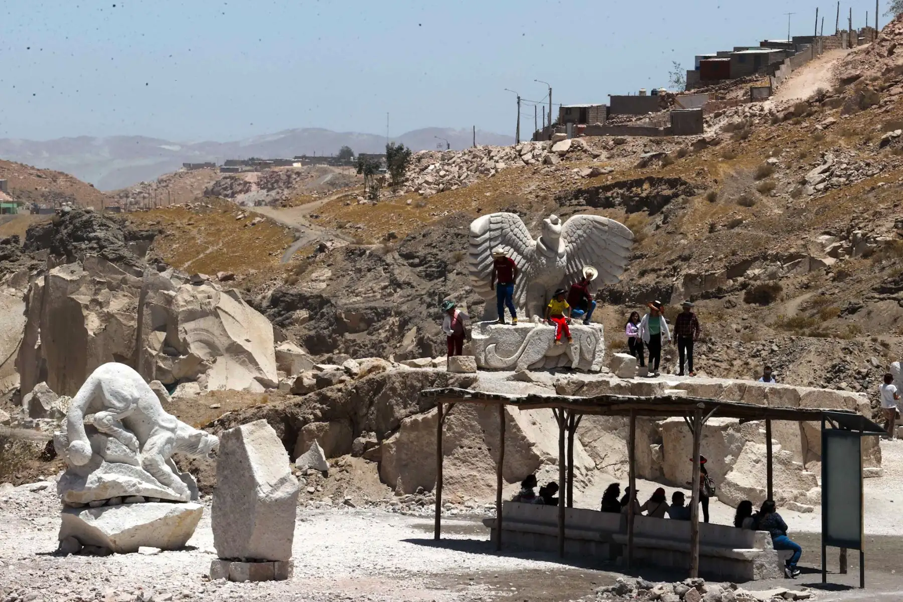 El Sillar , centro turístico de Arequipa, ubicado en las afueras de la ciudad, la Ruta del Sillar se extiende por más de 2 kilómetros en el distrito de Cerro Colorado.
Foto: ANDINA/Juan Carlos Guzmán Negrini El Sillar , centro turístico de Arequipa, ubicado en las afueras de la ciudad, la Ruta del Sillar se extiende por más de 2 kilómetros en el distrito de Cerro Colorado.
Foto: ANDINA/Juan Carlos Guzmán Negrini