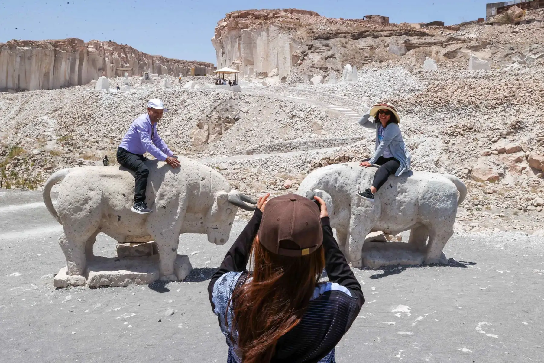 Más de 60 esculturas talladas en sillar pueden ser vistas por la gente que recorre este espacio turístico, ubicado en la cantera de Añashuayco, distrito de Cerro Colorado.
Foto: ANDINA/Juan Carlos Guzmán Negrini Más de 60 esculturas talladas en sillar pueden ser vistas por la gente que recorre este espacio turístico, ubicado en la cantera de Añashuayco, distrito de Cerro Colorado.
Foto: ANDINA/Juan Carlos Guzmán Negrini