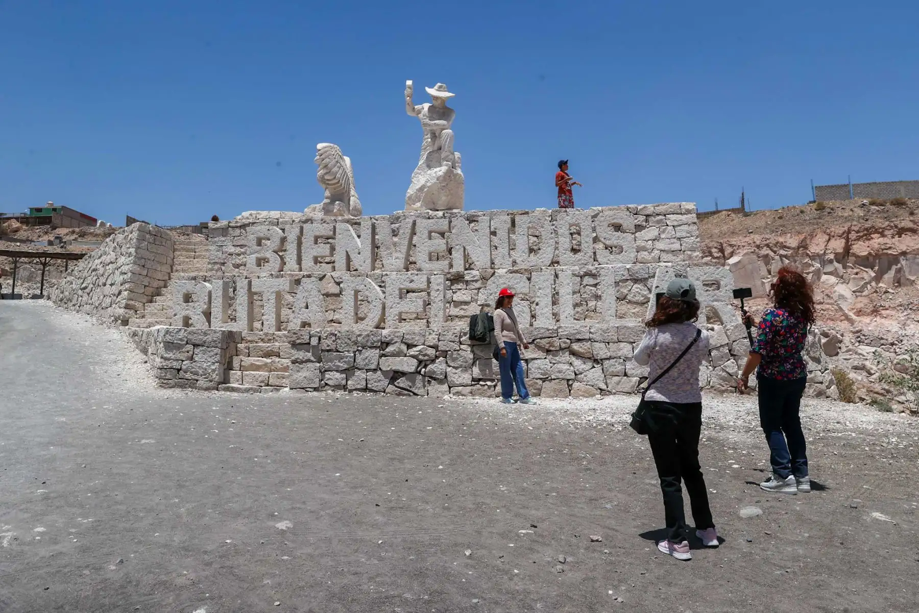 En 2014 la ONG CIED llega a la cantera de sillar y ofrece apoyo a los artesanos para convertir la zona en un espacio turístico como una alternativa a su principal actividad que era extraer sillar y comercializarlo en la ciudad.
Foto: ANDINA/Juan Carlos Guzmán Negrini En 2014 la ONG CIED llega a la cantera de sillar y ofrece apoyo a los artesanos para convertir la zona en un espacio turístico como una alternativa a su principal actividad que era extraer sillar y comercializarlo en la ciudad.
Foto: ANDINA/Juan Carlos Guzmán Negrini