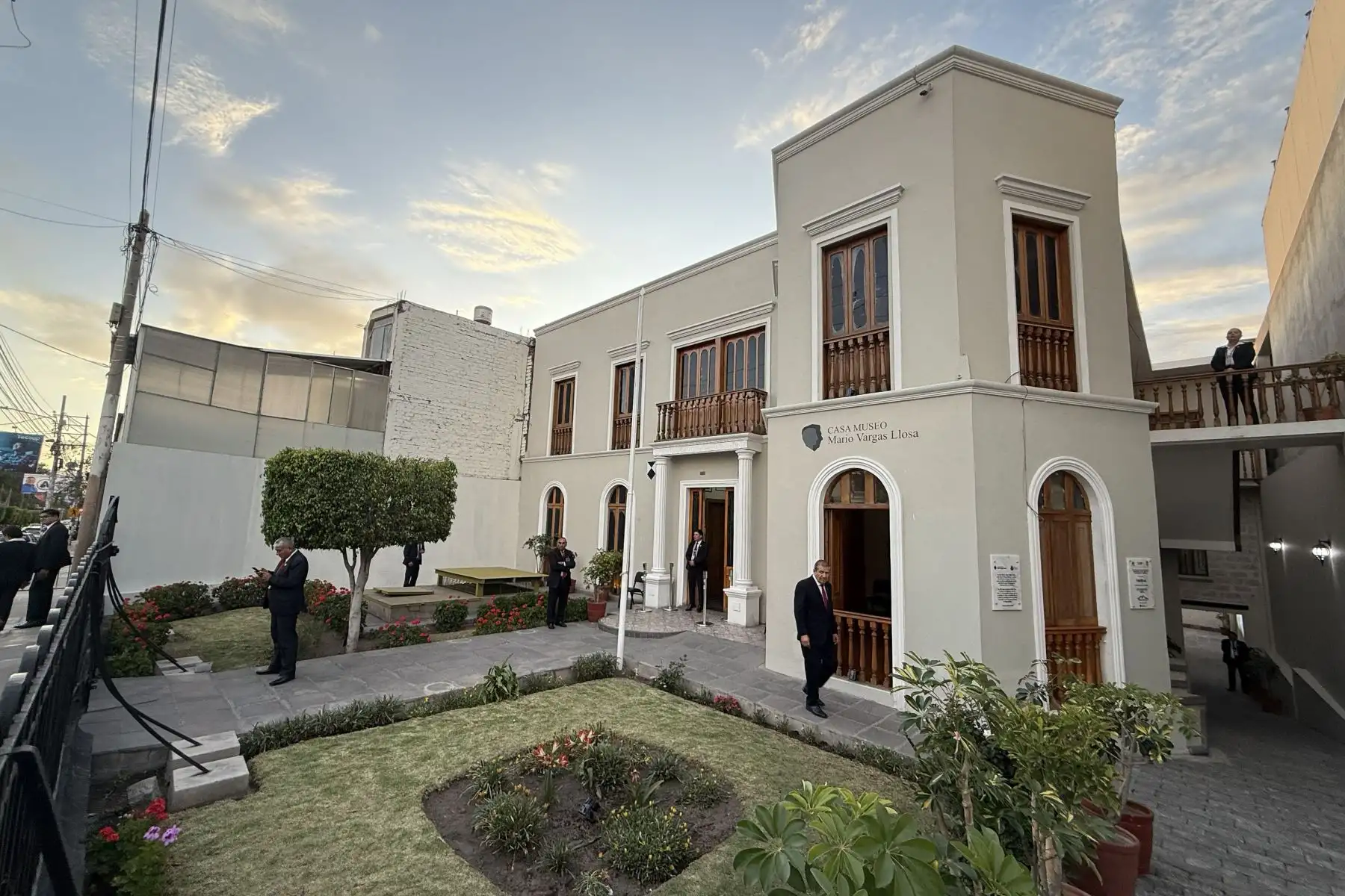 Visita del rey Felipe VI de España, a la Casa Museo Mario Vargas Llosa como parte de su agenda en el Congreso Internacional de la Lengua Española. Foto: ANDINA/Braian Reyna