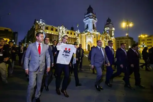 Presidente de la República del Perú recibe a la Marcha por la paz